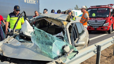 Otoyolda tıra çarpan otomobil hurdaya döndü