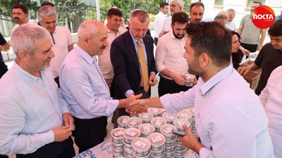 Cuma namazı sonrası aşure dağıtıldı