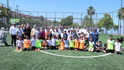 Tahir Büyükakın Karamürsel'i ziyaret etti, gençler ile bir araya geldi