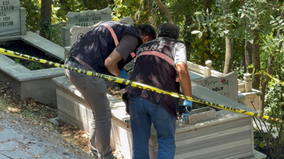 Mezarda bal mumundan yapılmış bebek ve bebeğe sarılı muska bulundu