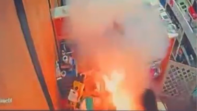 Cep telefonu bataryası bir anda patladı: O anlar güvenlik kamerasında