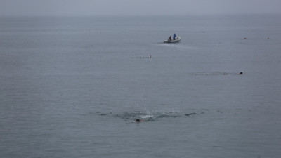 15 Temmuz için Karadeniz’de 4 kilometre boyunca yüzdüler