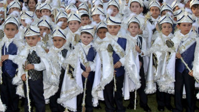 Sünnet töreninde facia: 39 çocuk öldü