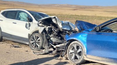 İki otomobil kafa kafaya çarpıştı: 1 ölü, 1 yaralı!