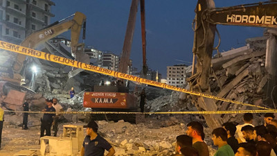 Göçük altında kalan iş makinası operatörden acı haber!