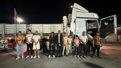 TIR'dan 9 düzensiz göçmen ve 1,5 milyonluk kaçak elektronik sigara çıktı!