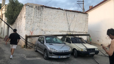 Ahşap direk araçların üzerine devrildi!