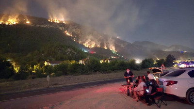 Orman yangınını kamp sandalyesine yaslanıp izlediler
