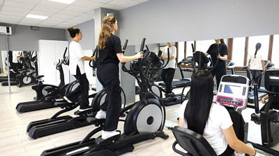 Kadınlar uzman eğitmenler eşliğinde güvenle spor yapıyor