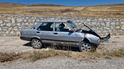 Kontrolden çıkan otomobil duvara çarptı... 2 kişi yaralandı