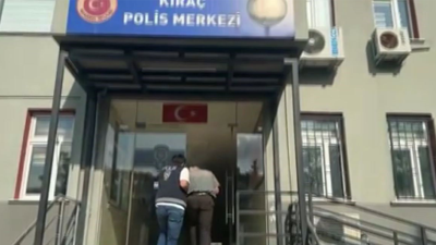 Uyuşturucu kullanıyorlardı... Önce kameraya sonra polise yakalandılar!