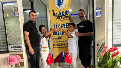 Sahada beğendiği futbolculara özel kupa yaptırdı