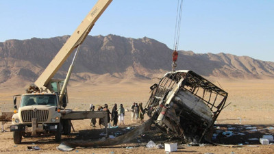 İran'dan sınır dışı edilen Afgan göçmenlerin aracında feci kaza