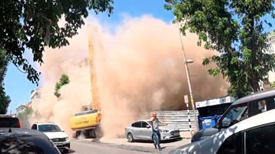 Kentsel dönüşüm kapsamında yıkım çalışması yapılan bina bir anda çöktü!