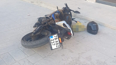 Motosikletten fırlayan genci kaskı korudu