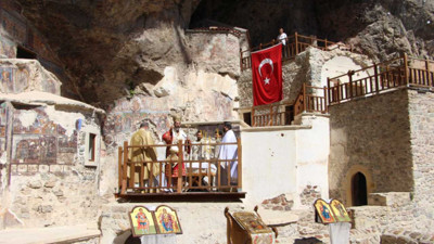 "Meryem Ana'nın göğe yükseliş günü" ayini Sümela Manastırı'nda gerçekleştirildi