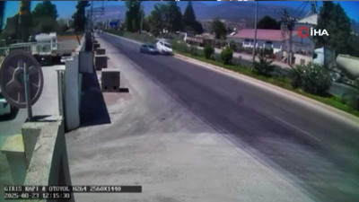 Akılalmaz kaza güvenlik kameralarına anbean kaydedildi