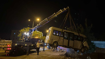 Kaza yapan minibüs bahçe duvarına saplandı