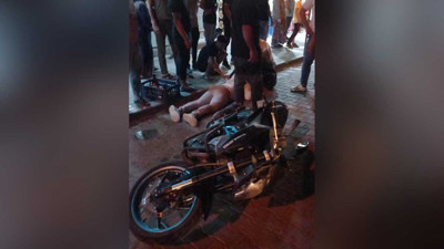 Motosiklet yayaya çarptı... 3 yaralı