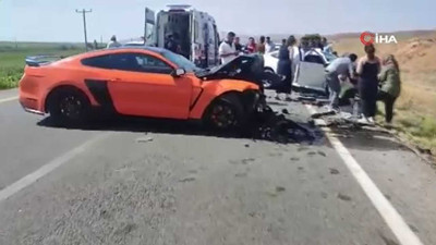 İki otomobil kafa kafaya çarpıştı... 3 yaralı