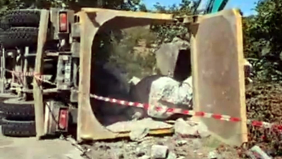 Sakarya'da kontrolden çıkan kamyon devrildi!