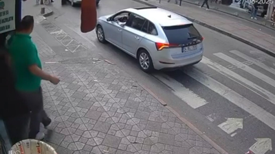 Otomobilin dede ve torununa çarptığı kaza kamerada