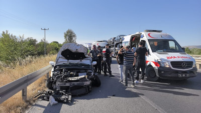 Korkutan kaza! Otomobil traktöre çarptı...