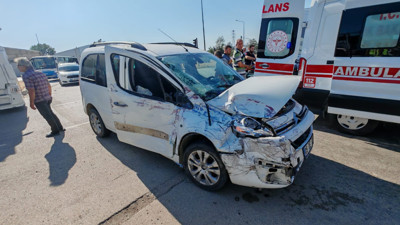 Özel halk otobüsü hafif ticari araçla çarpıştı: Yaralılar var!