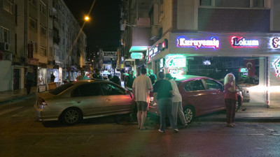 Çarpışan iki otomobil kuruyemiş dükkanına girdi!