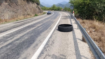 Kamyonet lastiği trafikte tehlike saçtı