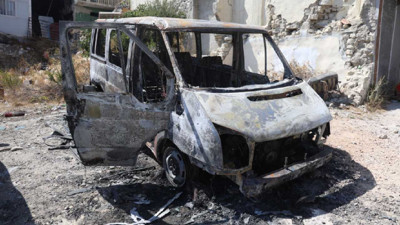 Evlatlarıyla ekmek parasını kazandığı minibüs kundaklandı