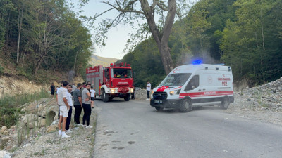 Piknikten dönen ailenin aracı dereye uçtu!