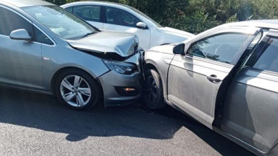 Zonguldak'ta 2 araç kafa kafaya çarpıştı!