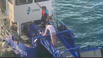 Denize düşen kadını, peşinden atlayan vatandaş kurtardı