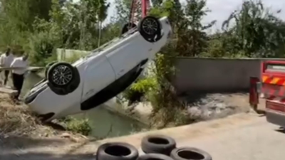 Van'da trafik kazası: Otomobil su kanalına uçtu!