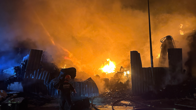 Uşak'ta facia: Tekstil deposunda büyük yangın, yaralılar var!