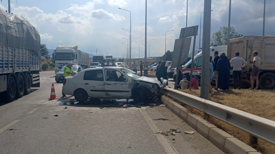 Çorum'da kamyon ile otomobil çarpıştı!