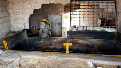 Yem karma tankına düşen işçi yaralandı!