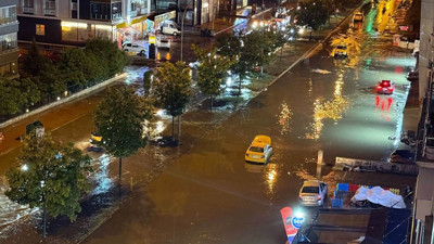 Bardaktan boşalırcasına yağdı... Caddeler dereye döndü
