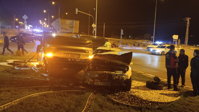 İki otomobil çarpıştı, sürücüleri yaralandı!