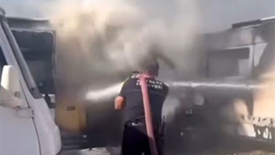 Park halindeki karavanda çıkan yangın, diğer karavana da sıçradı!