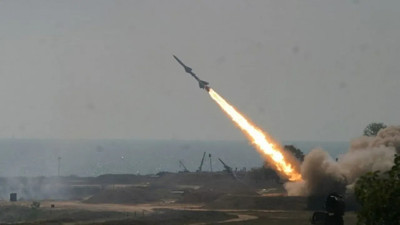 Husiler İsrail'in başkenti Tel Aviv'i vurdu