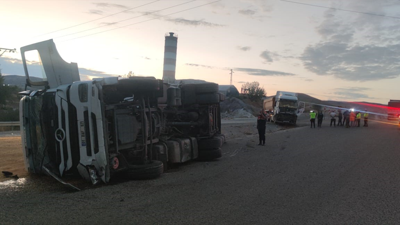 Feci kaza! Karşı şeride geçen TIR başka bir TIR'a çarptı!