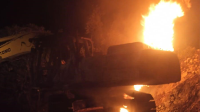 Hatay'da korkutan anlar: İş makinesi alev alev yandı!