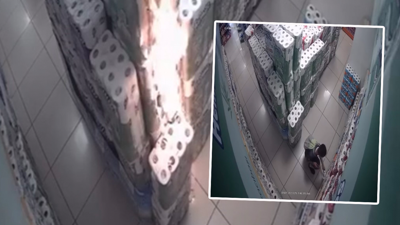 Müşteri gibi girdiği marketi kundaklayan çocuk kameraya yakalandı!