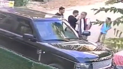 Çocuklarını okula götüren babaya tokat attı