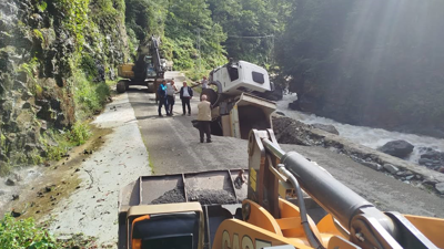Artvin'de facia: Kamyon göçüğe düştü!