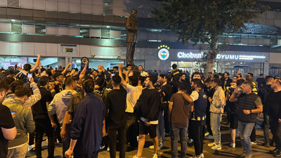 Fenerbahçeli taraftarlardan Sadettin Saran kutlaması