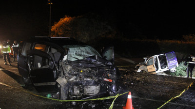 2 hafif ticari aracın çarpışması ölümle sonuçlandı!