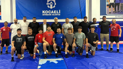 Kağıtspor’un güreşçilerine moral veren ziyaret